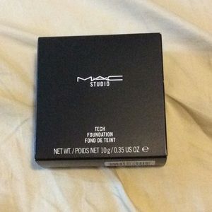 new MAC studio tech foundation fond de feint nw44